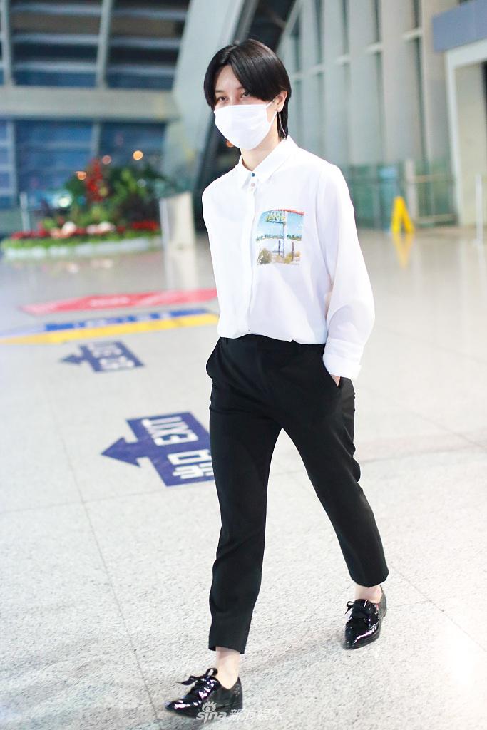 尚雯婕穿黑白极简装飒气十足 见粉丝挥手互动超nice