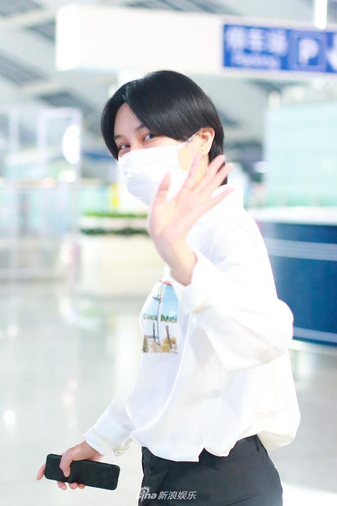 尚雯婕穿黑白极简装飒气十足 见粉丝挥手互动超nice