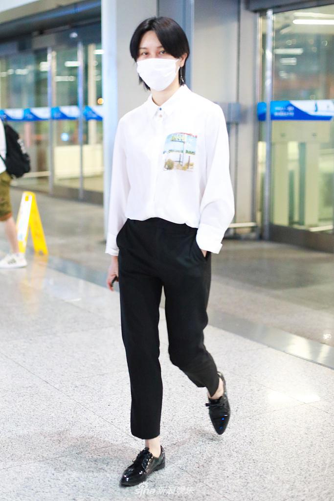 尚雯婕穿黑白极简装飒气十足 见粉丝挥手互动超nice