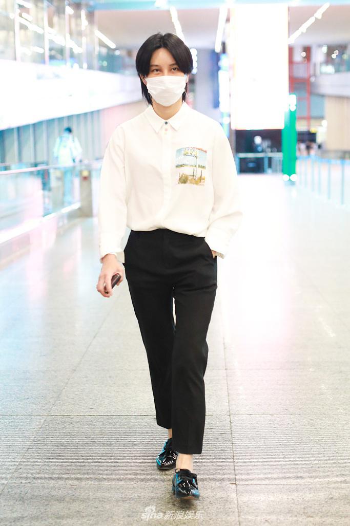 尚雯婕穿黑白极简装飒气十足 见粉丝挥手互动超nice