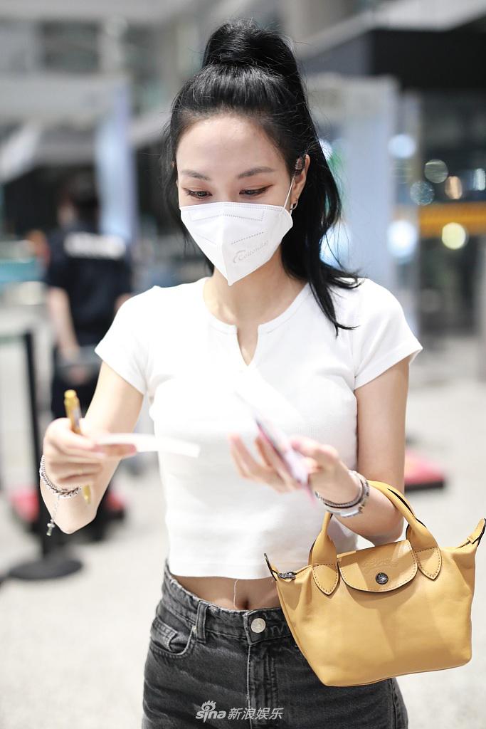 王霏霏高扎马尾活力满满  对镜比V笑容灿烂