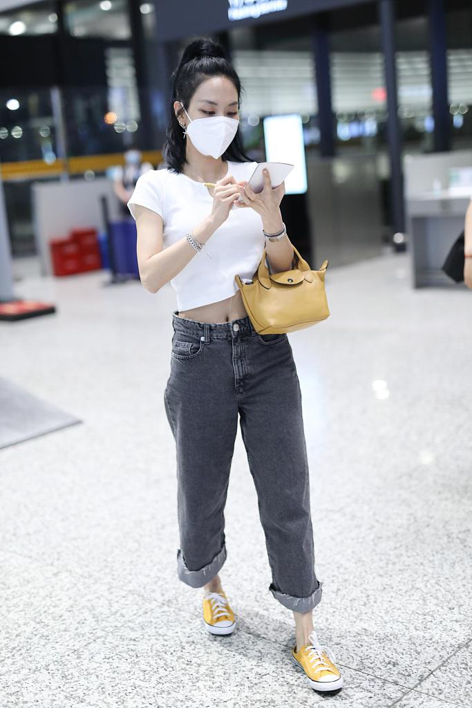 王霏霏高扎马尾活力满满  对镜比V笑容灿烂