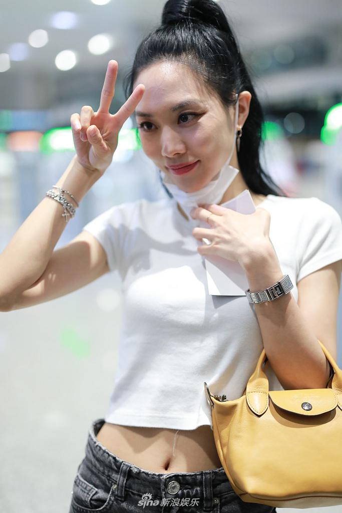 王霏霏高扎马尾活力满满  对镜比V笑容灿烂