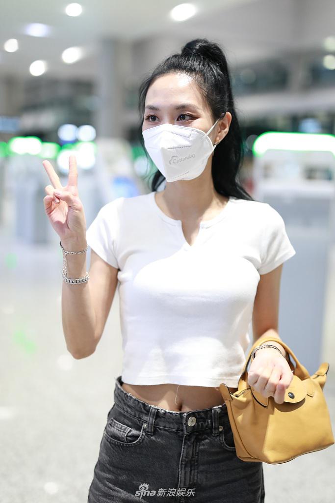 王霏霏高扎马尾活力满满  对镜比V笑容灿烂