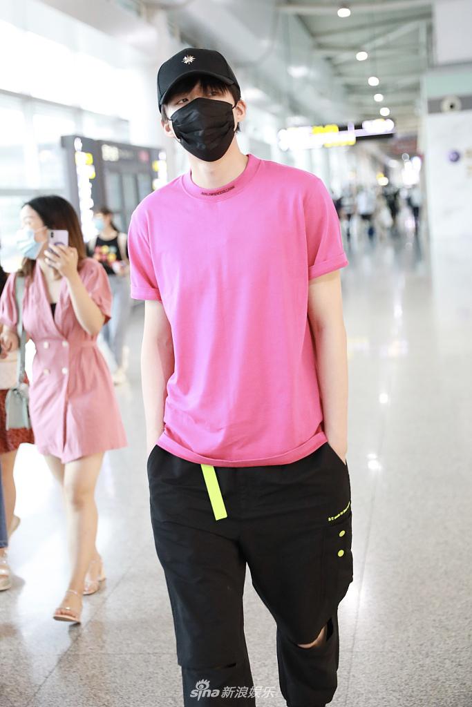 刘宇宁穿粉红色T恤彰显少男心 手插裤袋赶路酷帅十足