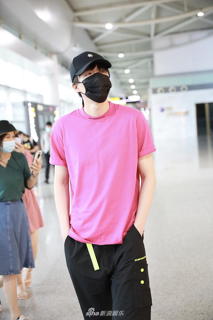 刘宇宁穿粉红色T恤彰显少男心 手插裤袋赶路酷帅十足