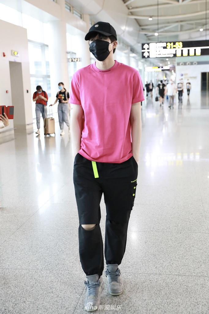 刘宇宁穿粉红色T恤彰显少男心 手插裤袋赶路酷帅十足