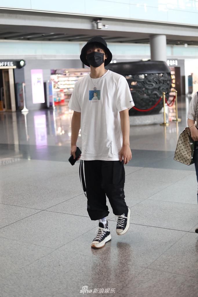 李振宁穿清爽白T高大阳光 口罩遮面难掩帅气
