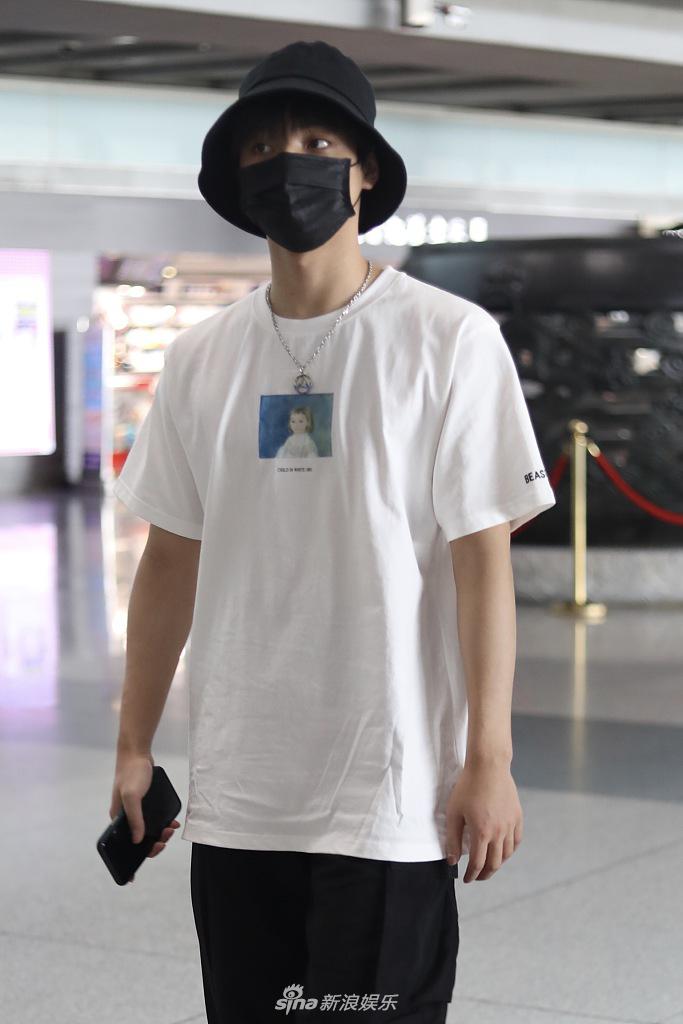 李振宁穿清爽白T高大阳光 口罩遮面难掩帅气