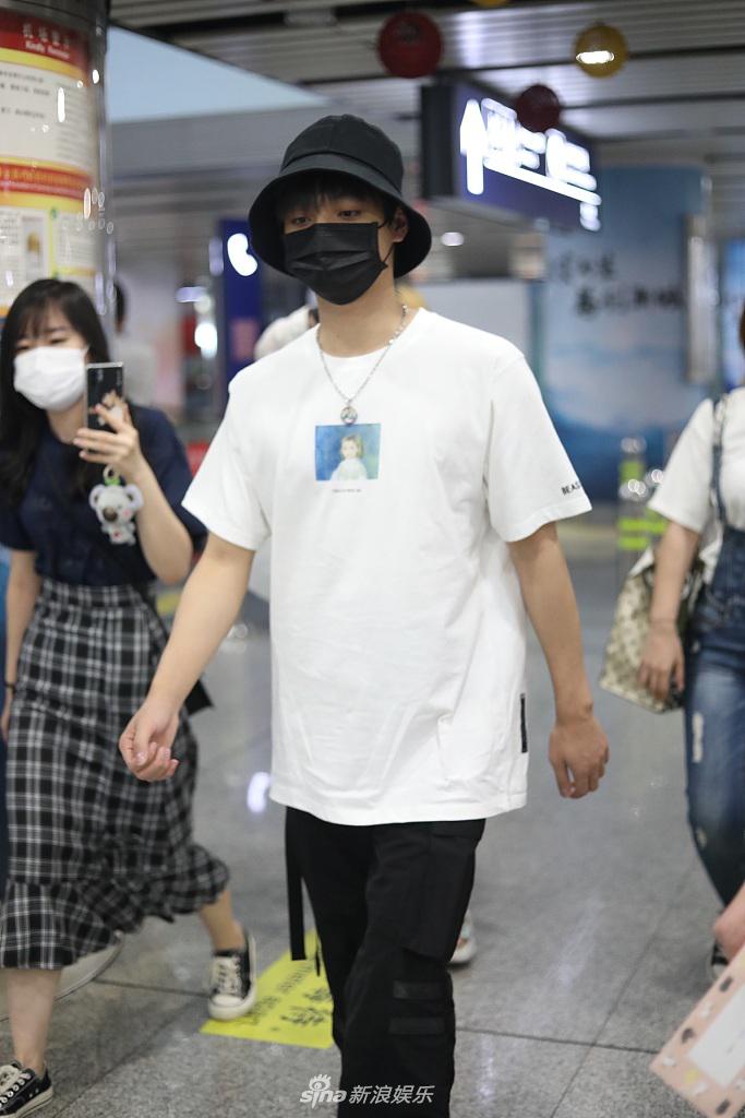 李振宁穿清爽白T高大阳光 口罩遮面难掩帅气