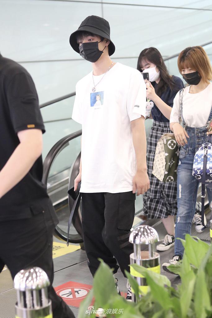李振宁穿清爽白T高大阳光 口罩遮面难掩帅气