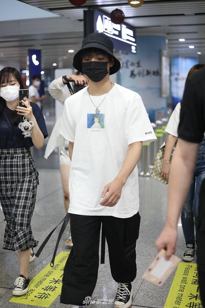 李振宁穿清爽白T高大阳光 口罩遮面难掩帅气