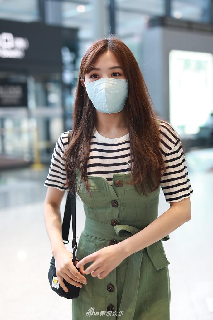 张含韵穿背带裙减龄俏皮 长发披肩气质温柔