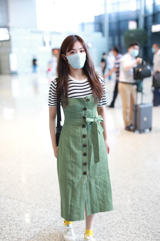 张含韵穿背带裙减龄俏皮 长发披肩气质温柔