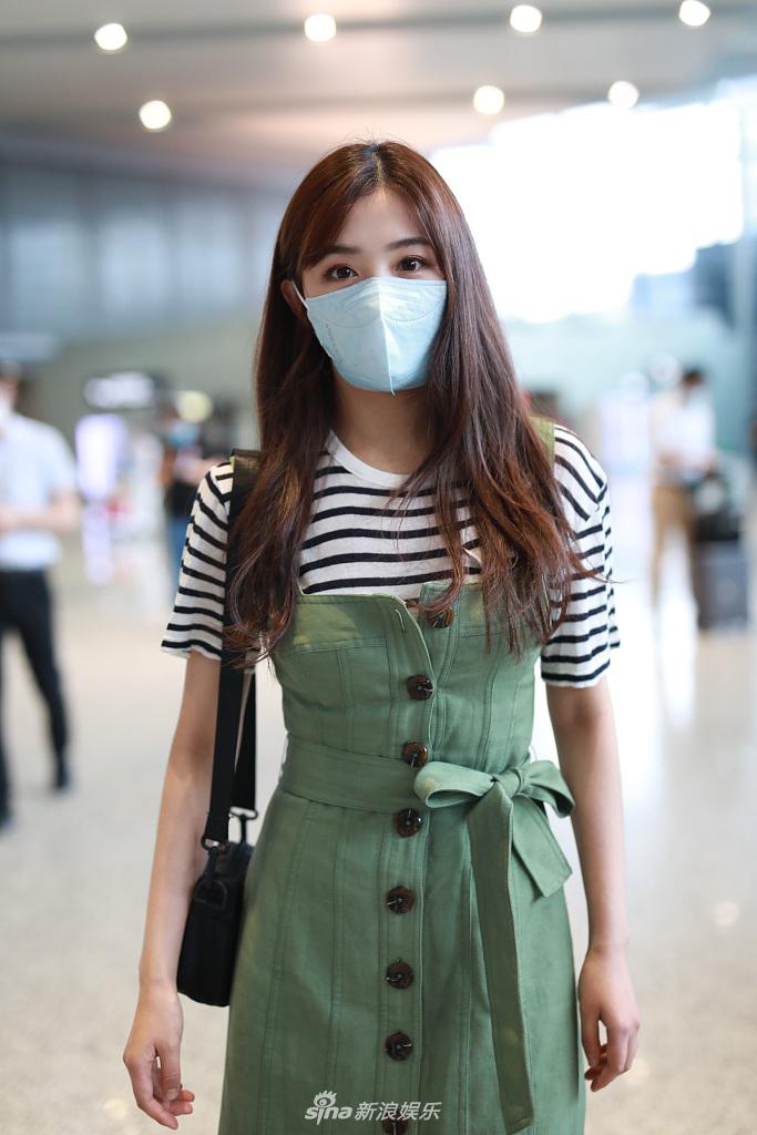 张含韵穿背带裙减龄俏皮 长发披肩气质温柔