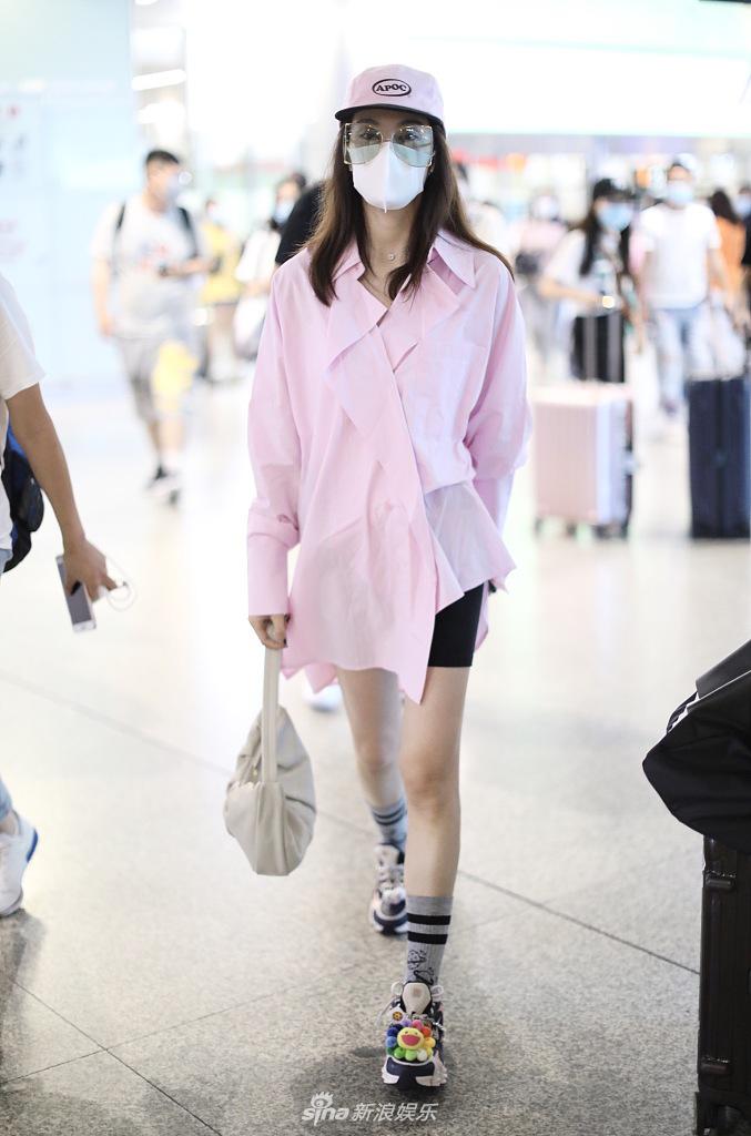 郁可唯穿粉色衬衫少女感十足 下衣失踪大秀美腿