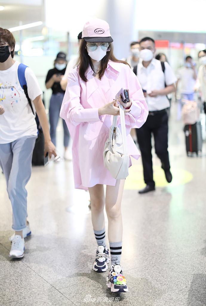 郁可唯穿粉色衬衫少女感十足 下衣失踪大秀美腿