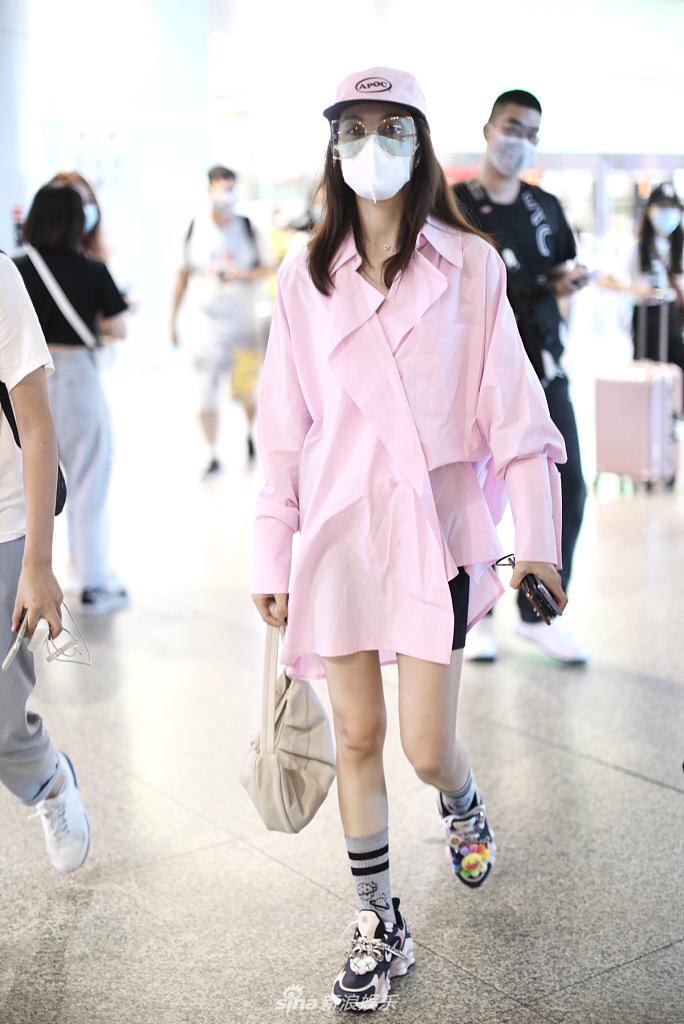 郁可唯穿粉色衬衫少女感十足 下衣失踪大秀美腿