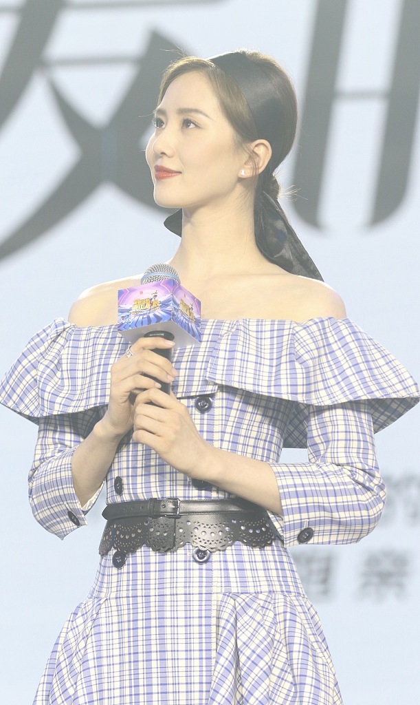 刘诗诗穿一字肩大秀天鹅颈 格纹裙装优雅似公主