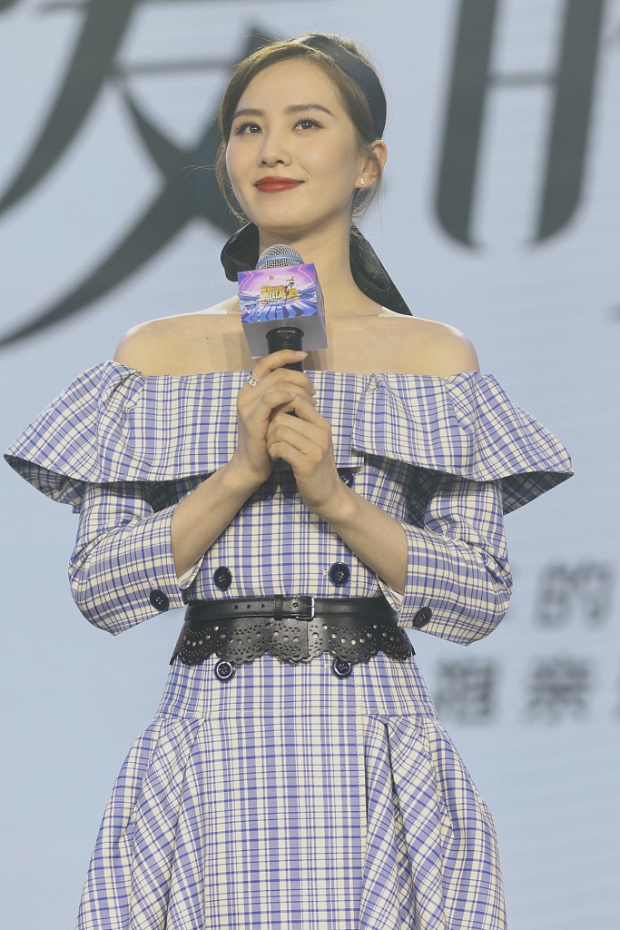 刘诗诗穿一字肩大秀天鹅颈 格纹裙装优雅似公主