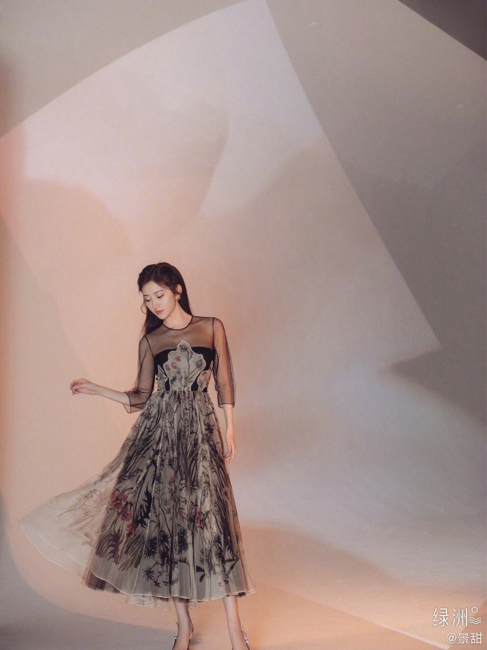 景甜分享夏日写真 着黑纱印花长裙优雅大气