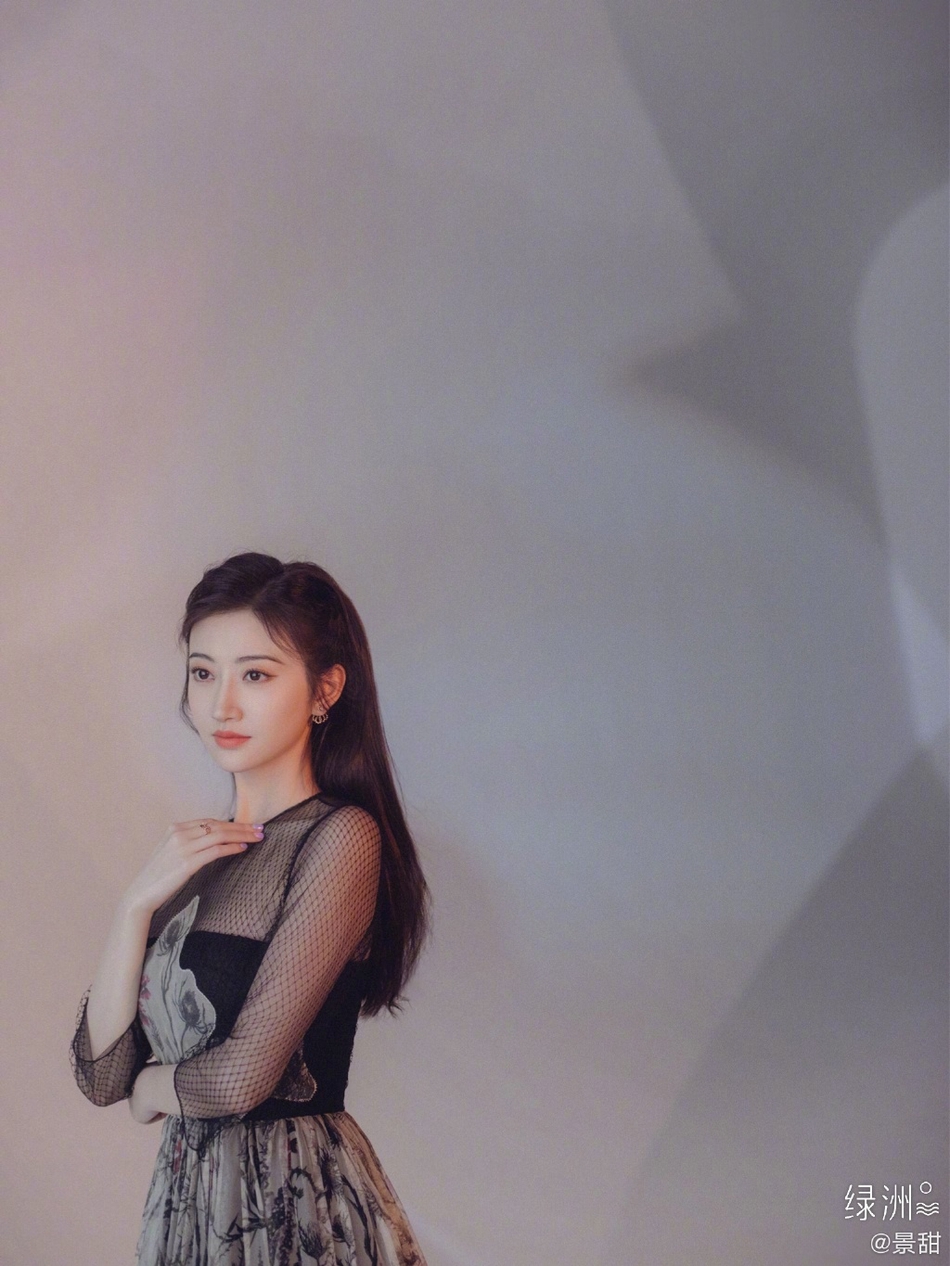 景甜分享夏日写真 着黑纱印花长裙优雅大气