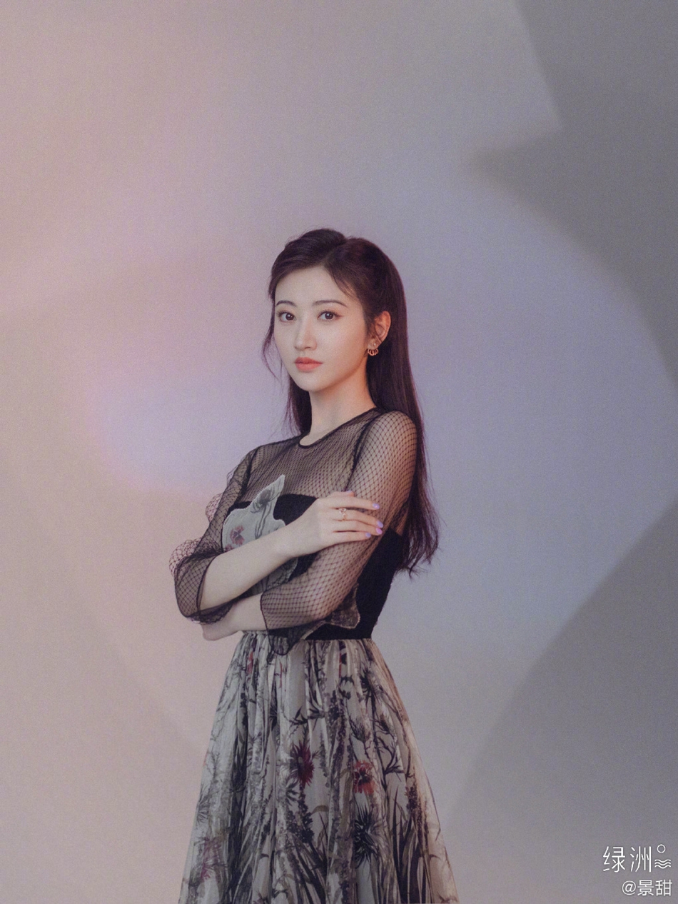 景甜分享夏日写真 着黑纱印花长裙优雅大气