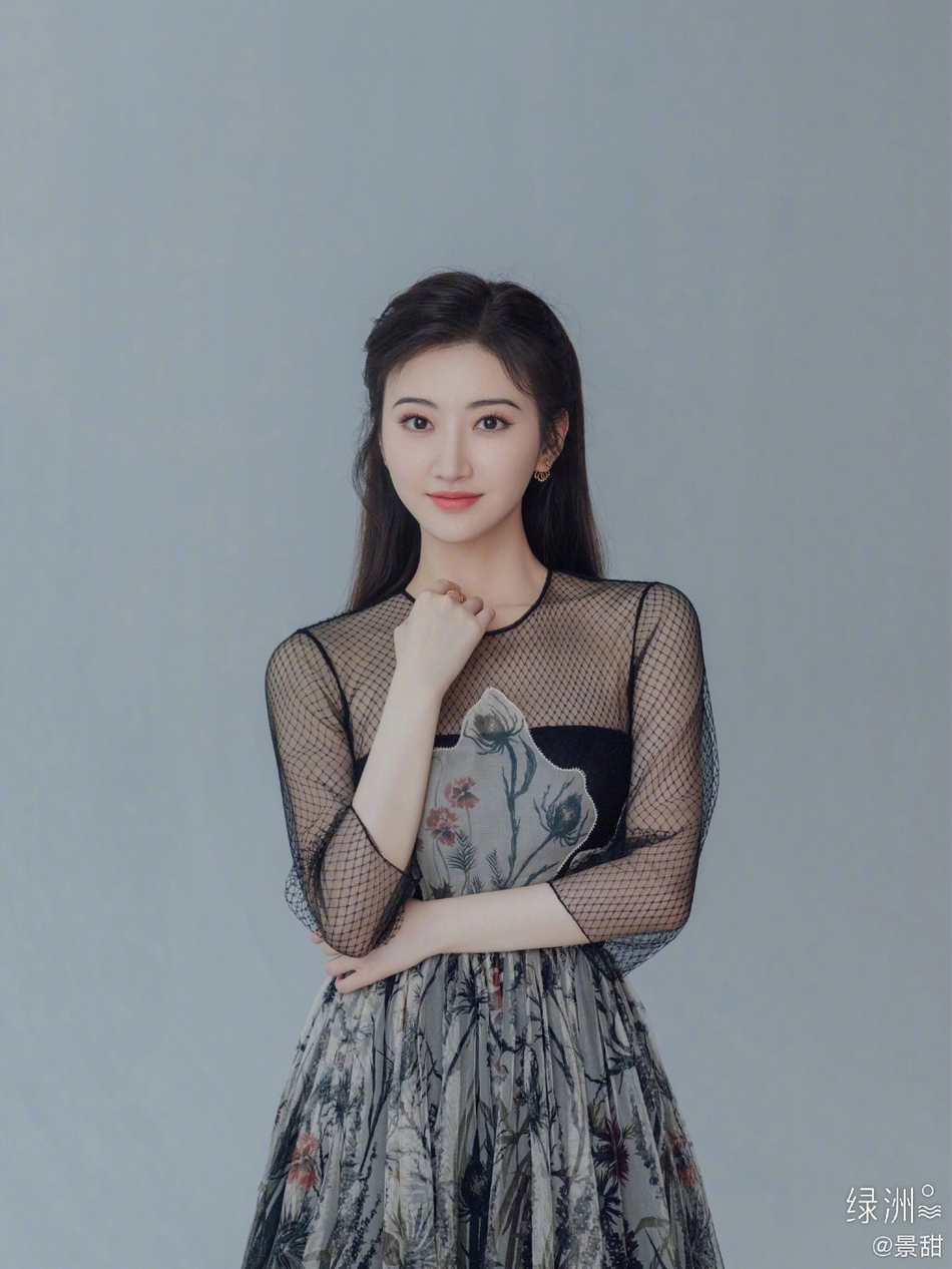 景甜分享夏日写真 着黑纱印花长裙优雅大气