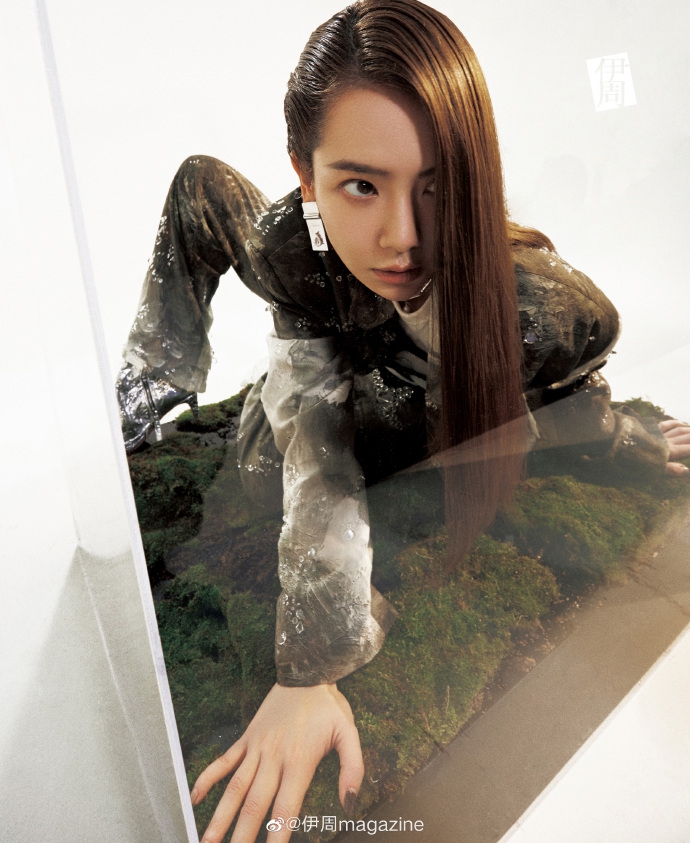 戚薇挑战长睫毛蜘蛛眼妆 模仿爬行造型大胆前卫