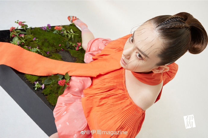 戚薇挑战长睫毛蜘蛛眼妆 模仿爬行造型大胆前卫