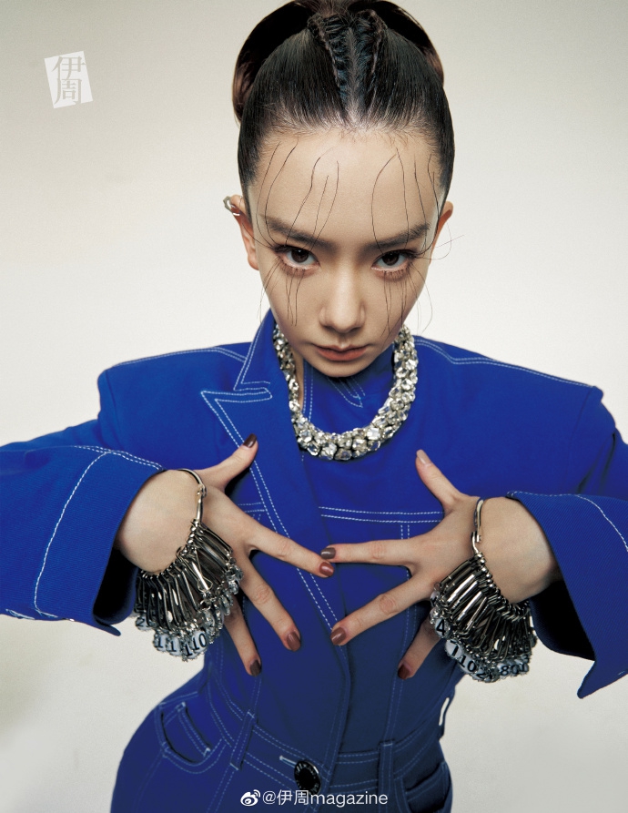 戚薇挑战长睫毛蜘蛛眼妆 模仿爬行造型大胆前卫