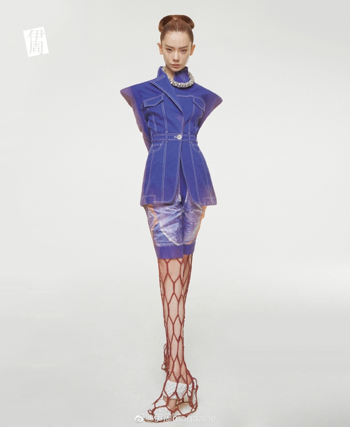 戚薇挑战长睫毛蜘蛛眼妆 模仿爬行造型大胆前卫