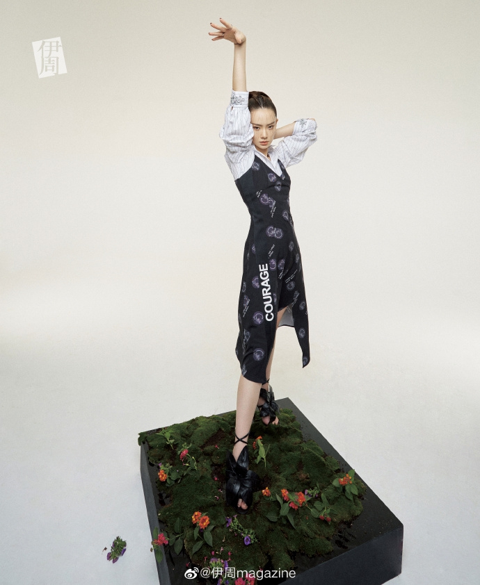 戚薇挑战长睫毛蜘蛛眼妆 模仿爬行造型大胆前卫