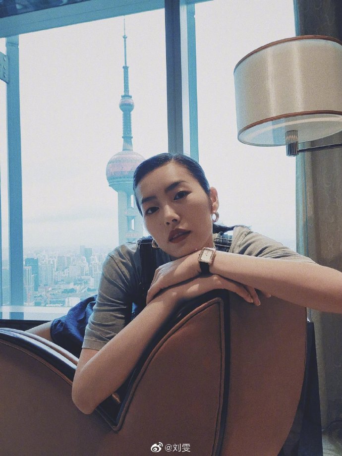 刘雯穿牛仔背带裤清新减龄 趴沙发摆造型悠闲惬意