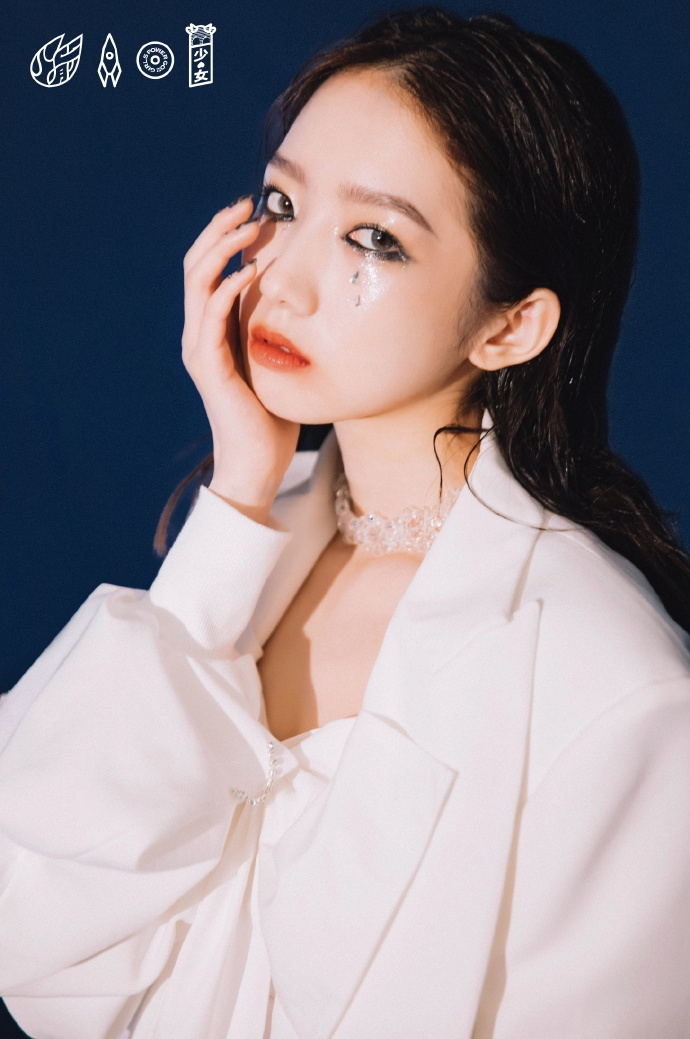 火箭少女全白新娘装造型曝光 烟熏眼妆反差演绎暗黑风