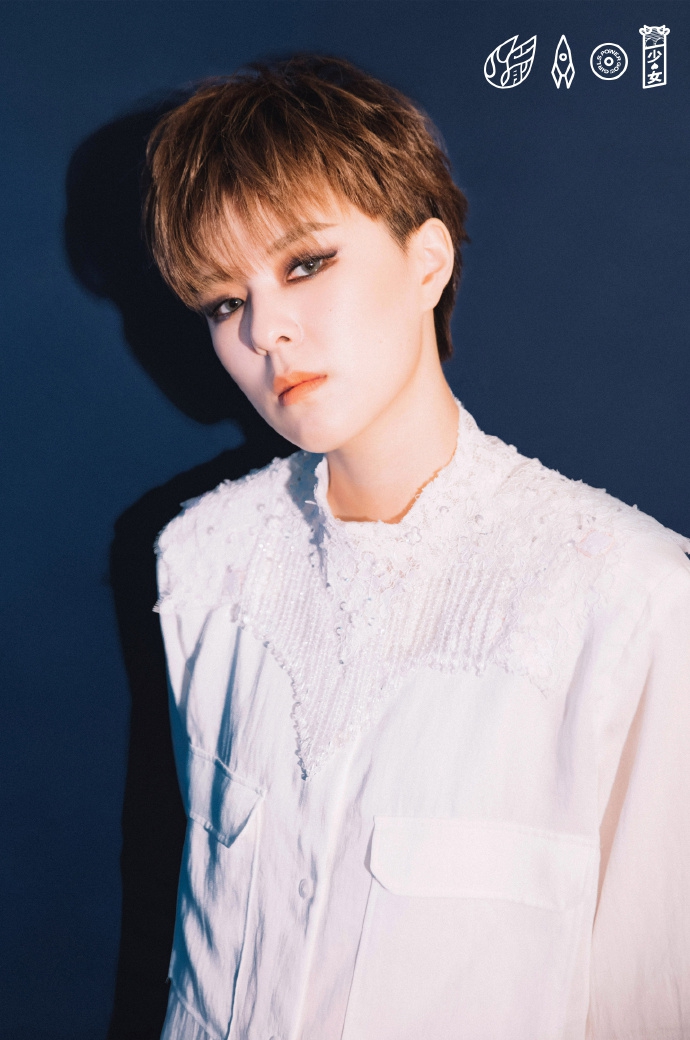 火箭少女全白新娘装造型曝光 烟熏眼妆反差演绎暗黑风