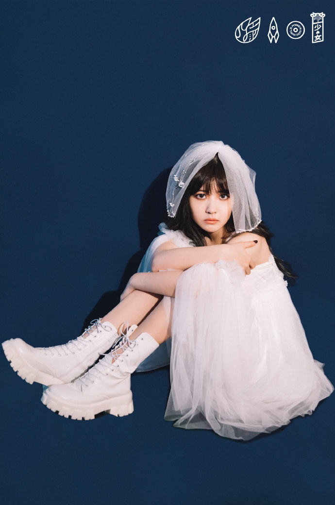 火箭少女全白新娘装造型曝光 烟熏眼妆反差演绎暗黑风