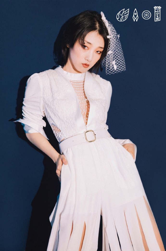 火箭少女全白新娘装造型曝光 烟熏眼妆反差演绎暗黑风