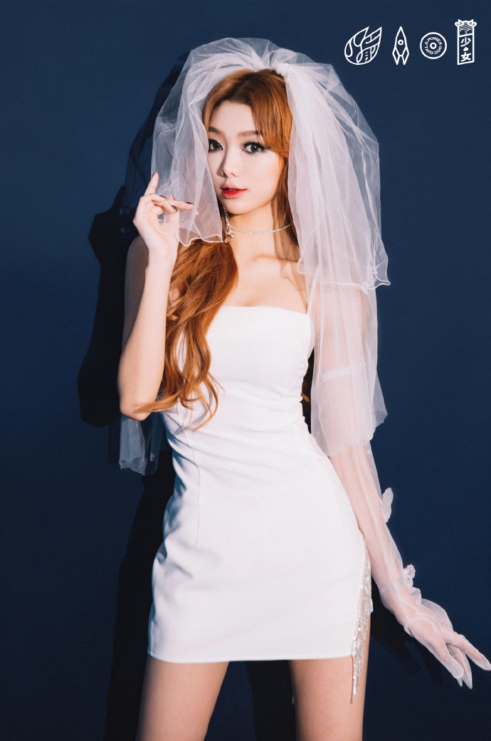 火箭少女全白新娘装造型曝光 烟熏眼妆反差演绎暗黑风