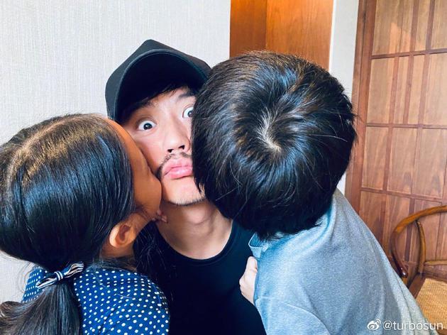 等等小花献吻邓超 孙俪晒照被问父亲节礼物这样说