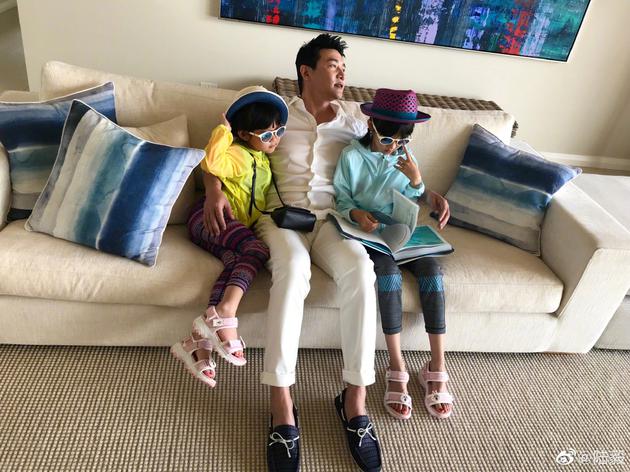 陆毅抱俩女儿出镜庆父亲节：陪伴就是最好的礼物