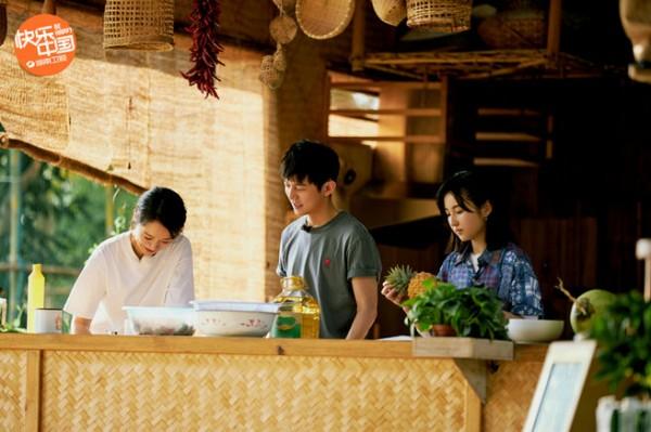 《向往4》黄磊回忆闪亮的日子 蘑菇屋好友共赏超级月亮