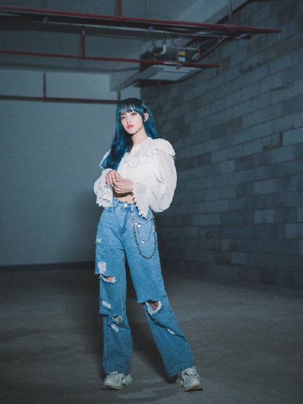 程潇穿法式公主衫秀好身材 别X型发卡可爱精致