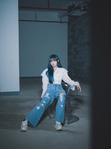 程潇穿法式公主衫秀好身材 别X型发卡可爱精致