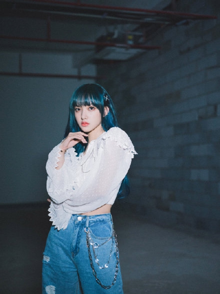 程潇穿法式公主衫秀好身材 别X型发卡可爱精致