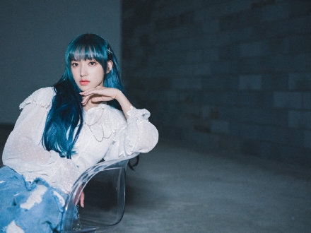 程潇穿法式公主衫秀好身材 别X型发卡可爱精致