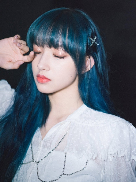 程潇穿法式公主衫秀好身材 别X型发卡可爱精致