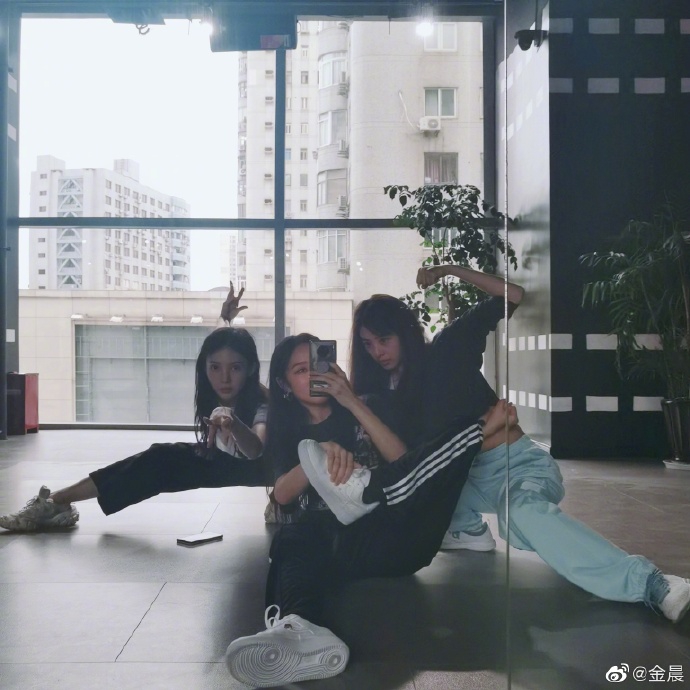 金晨与张含韵孟佳玩自拍 动作夸张被姐姐们吐槽像只猴子
