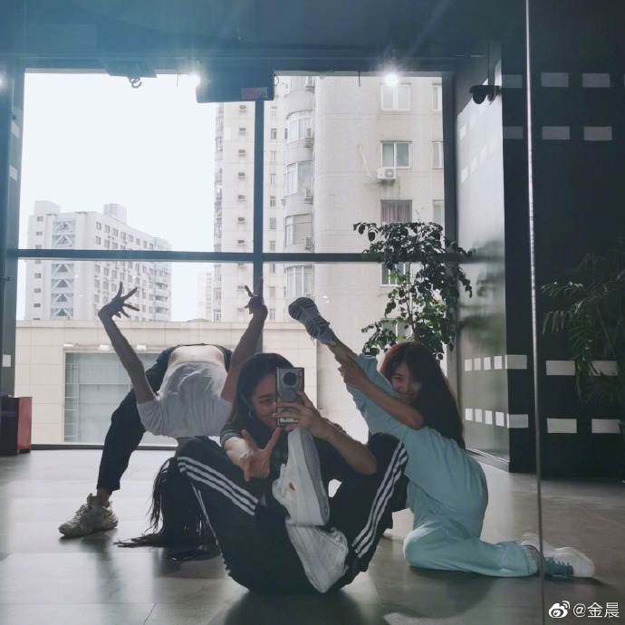 金晨与张含韵孟佳玩自拍 动作夸张被姐姐们吐槽像只猴子