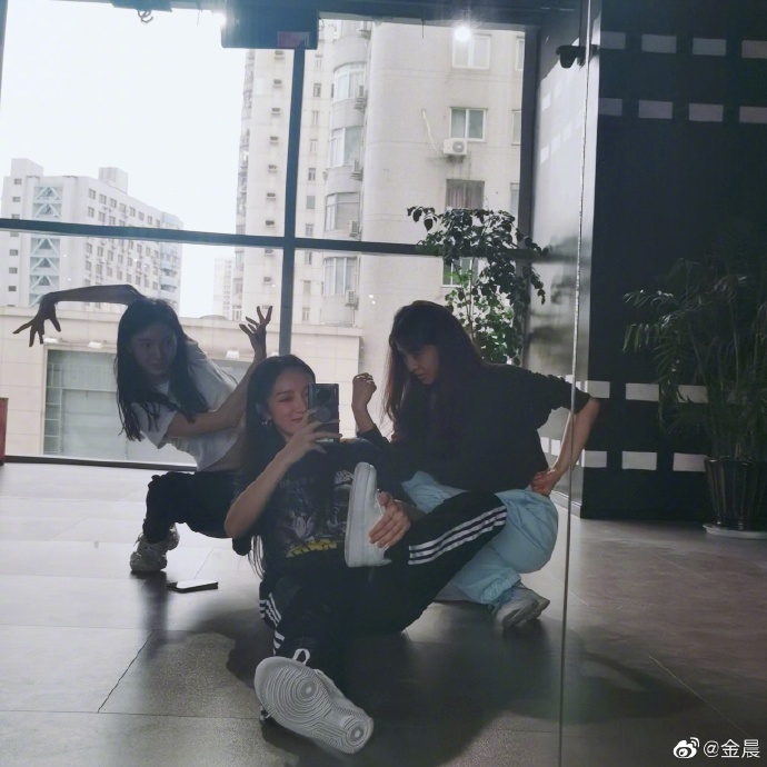 金晨与张含韵孟佳玩自拍 动作夸张被姐姐们吐槽像只猴子